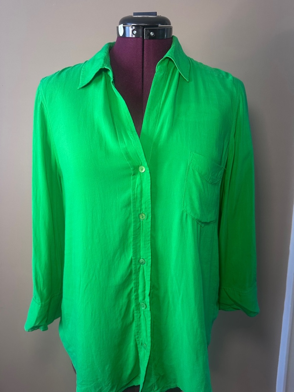 L’AGENCE Vibrant Green Collared Button Down Shirt, Chest Pocket, Lightweight